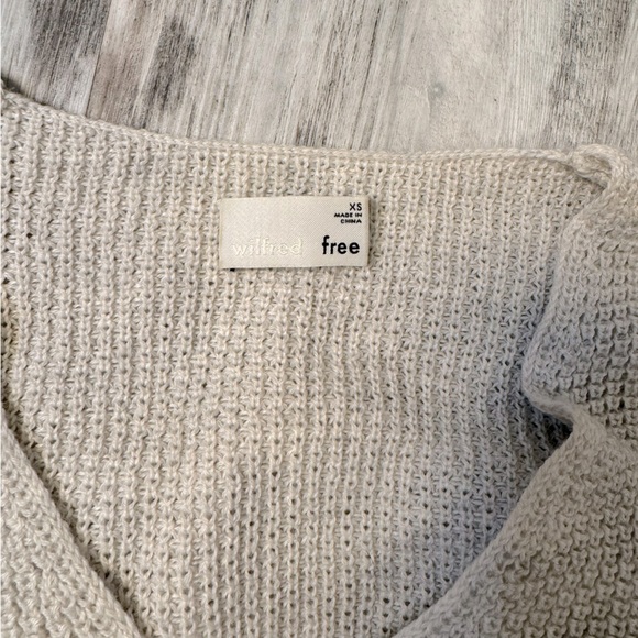 Beautiful v neck knit pullover - Picture 2 of 2